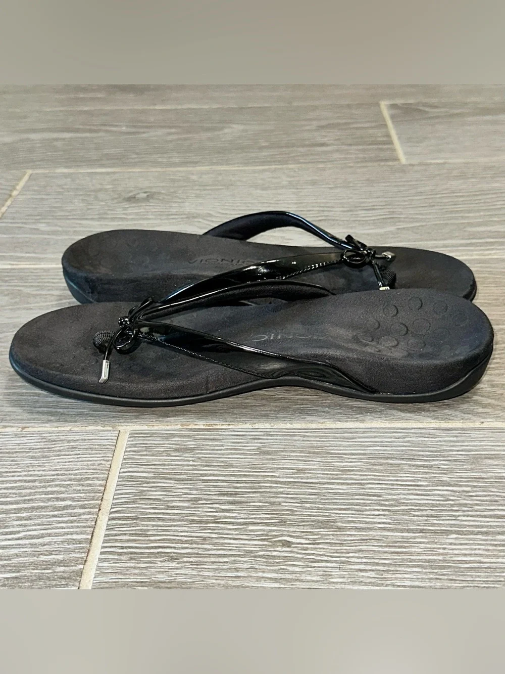 Vionic Bella II Black Patent Orthotic Sandals Flip Flops Bow Thong Women’s 9